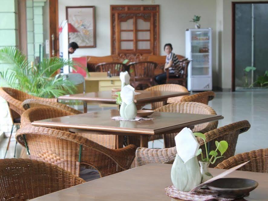 Hotel Winotosastro Garden Γιογκιακάρτα Εξωτερικό φωτογραφία